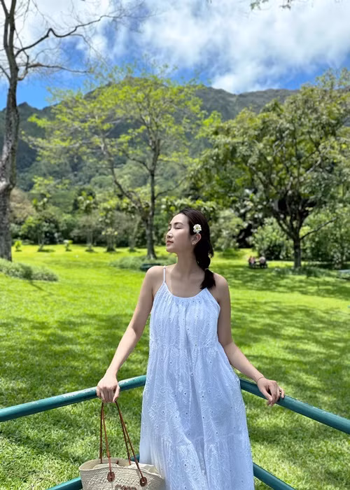 Bà xã Lam Trường sinh năm 1991. Cô gây ấn tượng bởi vóc dáng gợi cảm, gương mặt thanh tú.