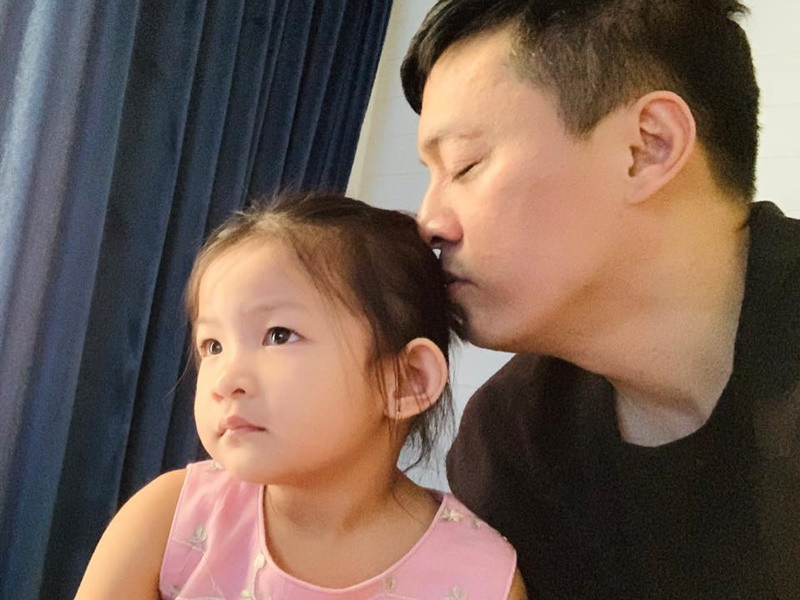 Lam Trường cưng chiều con gái. "Bé Phoebe có quyền nhõng nhẽo, nũng nịu với bố mẹ vì bé gái không mạnh mẽ như bé trai... Tôi cưng con đến nỗi Phương thấy mà chê tôi sến chảy nước", Lam Trường chia sẻ trên Dân Trí.