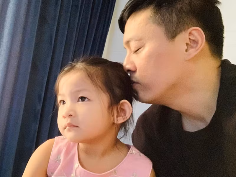 Lam Trường cưng chiều con gái. "Bé Phoebe có quyền nhõng nhẽo, nũng nịu với bố mẹ vì bé gái không mạnh mẽ như bé trai... Tôi cưng con đến nỗi Phương thấy mà chê tôi sến chảy nước", Lam Trường chia sẻ trên Dân Trí.