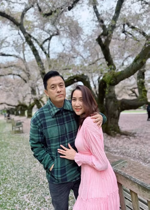 "Trước đây, tôi cũng hay làm điều lãng mạn nhưng bây giờ cách yêu thương của vợ chồng không còn như lúc mới quen nhau nữa. Dẫu vậy, mỗi ngày, tôi ở cùng với Phương, chúng tôi vẫn như ngày mới yêu vậy, cùng đi chơi với nhau, đi du lịch, đi phượt... đôi khi nó thực tế hơn mà cũng lãng mạn đấy chứ! Tôi nghĩ, đôi khi chỉ cần nhắn một câu bất chợt kiểu như: "Anh nhớ em" thế là đủ rồi!", Lam Trường trải lòng trong cuộc phỏng vấn với Dân Trí.