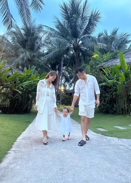 Con gái chung của Vân Hugo và doanh nhân Hùng Cường đã 14 tháng tuổi.