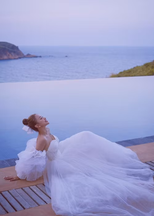 Sau thông tin đám cưới, Vân Hugo liên tục đăng tải hình ảnh mặc váy cô dâu.