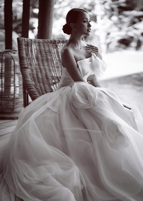 Váy cưới bó sát cúp ngực giúp nữ MC khoe vóc dáng gợi cảm.