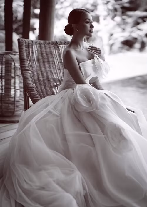 Váy cưới bó sát cúp ngực giúp nữ MC khoe vóc dáng gợi cảm.