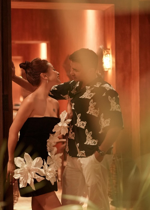 Chia sẻ loạt ảnh ngọt ngào bên người bạn đời, nữ MC viết: "Anh ơi đừng có nắm tay/Kẻo em nắm lại anh say bây giờ" hay "Anh ơi trái đất hình tròn/Anh không trốn kỹ là còn gặp em".