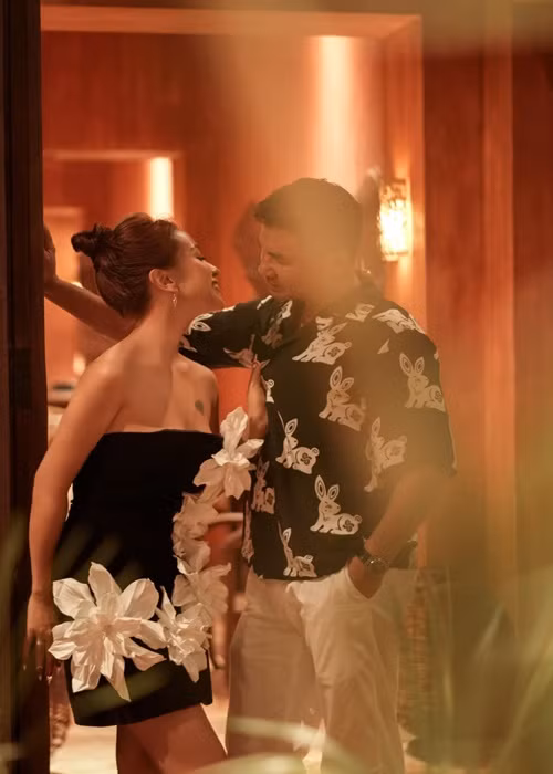 Chia sẻ loạt ảnh ngọt ngào bên người bạn đời, nữ MC viết: "Anh ơi đừng có nắm tay/Kẻo em nắm lại anh say bây giờ" hay "Anh ơi trái đất hình tròn/Anh không trốn kỹ là còn gặp em".