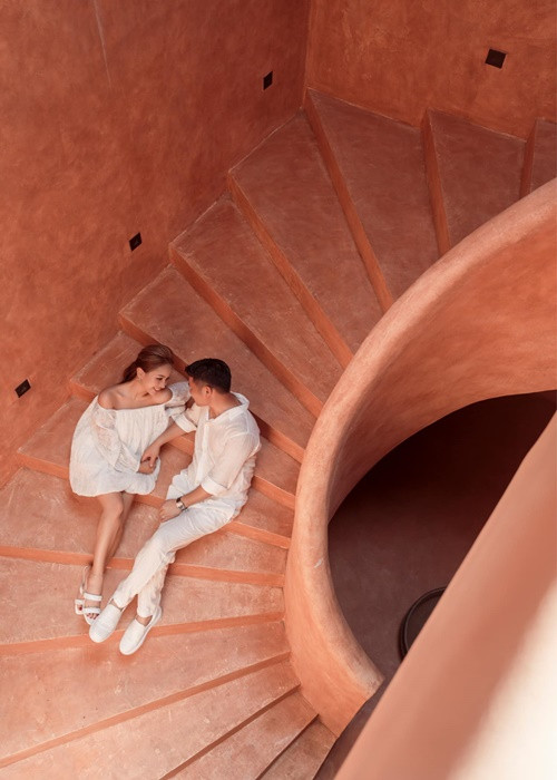 Vân Hugo còn liên tục đăng tải hình ảnh bên chồng sắp cưới.