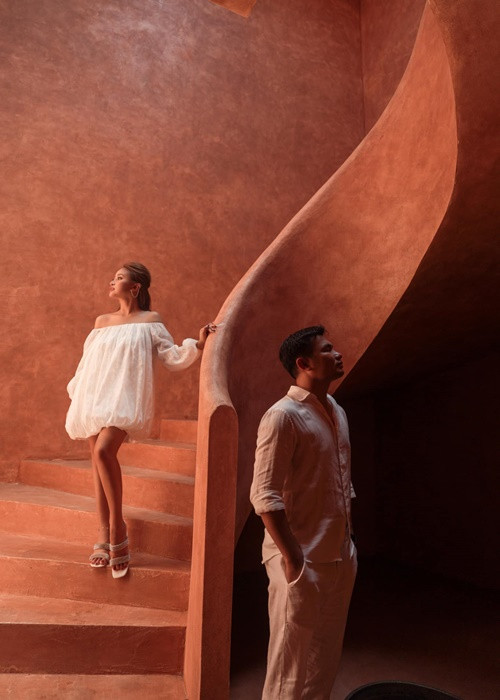 Nữ MC và người bạn đời diện trang phục cùng gam màu trắng.