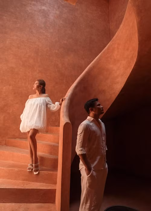 Nữ MC và người bạn đời diện trang phục cùng gam màu trắng.