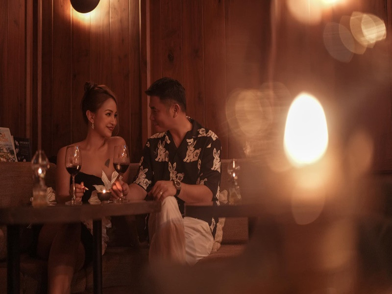 Vân Hugo gặp doanh nhân Hùng Cường trong một lần từ Bắc vào Nam công tác. Chỉ sau 10 ngày gặp gỡ, nữ MC đã nhận lời yêu.