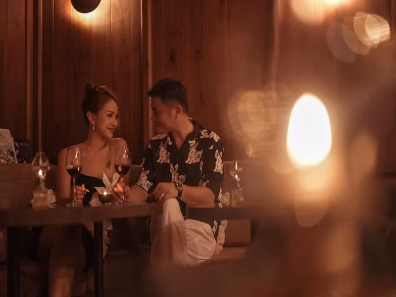 Vân Hugo gặp doanh nhân Hùng Cường trong một lần từ Bắc vào Nam công tác. Chỉ sau 10 ngày gặp gỡ, nữ MC đã nhận lời yêu.