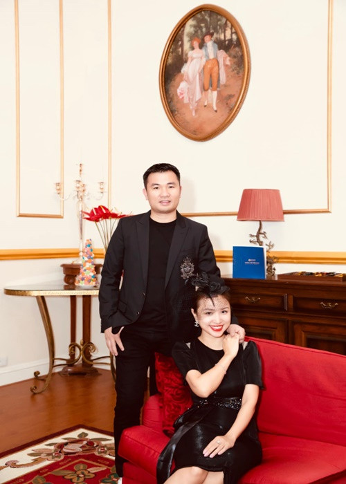 Gần đây, nhắc đến người bạn đời, Vân Hugo cho biết, cô yêu anh vì anh có một trái tim rất nhân hậu, ấm áp và tốt bụng. "Tôi thấy anh ấy xứng đáng để mình ở bên cạnh và cùng đồng hành với anh", nữ MC chia sẻ.