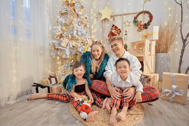 Emily từng chia sẻ, chồng chăm con, nấu ăn khéo hơn cô.