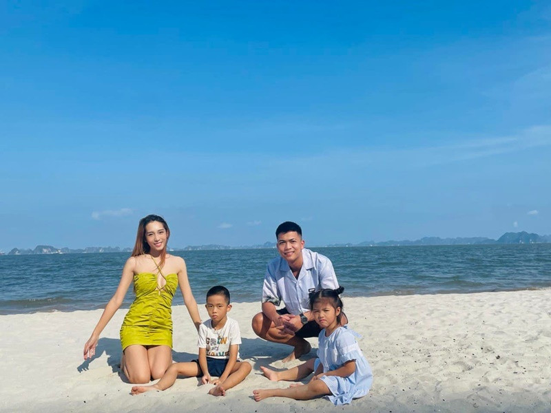 Trong cuộc phỏng vấn với Zing, Emily chia sẻ, cô không có ý định giấu giếm chuyện có con đầu lòng. Tuy nhiên, không lâu sau đó thì cô sinh con thứ hai. Khi hai con cứng cáp, vợ chồng Emily quyết định công khai.