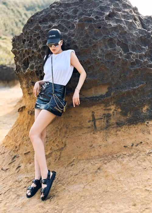 Nữ diễn viên phim Quỳnh búp bê thường xuyên sử dụng đồ hiệu. Ảnh: FBNV.