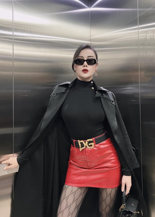 Phương Oanh diện cả "cây đồ hiệu". Cô dùng kính Prada, túi Kelly của Hermes, tất Gucci, thắt lưng Dolce &amp; Gabbana. Ảnh: FBNV.