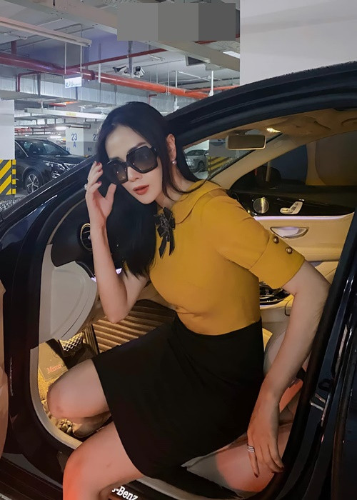 Fan thường xuyên bắt gặp Phương Oanh sử dụng xe hơi gần 3 tỷ dự sự kiện giải trí, đi đóng phim. Ảnh: FBNV.