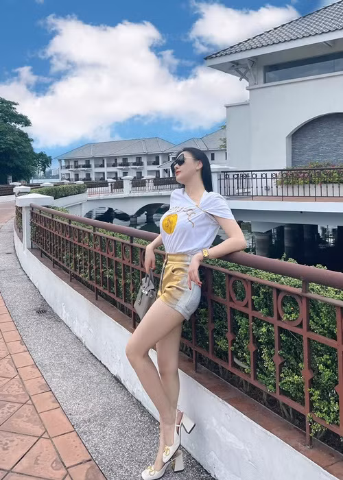 Người đẹp mạnh tay mua sắm hàng hiệu để xây dựng hình ảnh quý cô sang chảnh. Ảnh: FBNV.