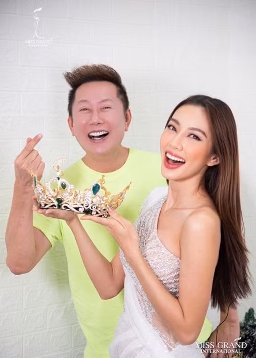 Ông Nawat từng nhắn nhủ dàn thí sinh Miss Grand Thailand 2022 noi gương Thùy Tiên. VOV dẫn lời Chủ tịch Miss Grand International: “Các em phải tự tìm cơ hội cho bản thân mình. Thấy Tiên không? Tiên cũng từng trượt top ở một cuộc thi khác, nhưng sau này lại là người chiến thắng của Miss Grand International. Thế nên, sự cố gắng chưa bao giờ phụ lòng bất cứ ai. Và Tiên nói tiếng Anh tốt lắm, Tiên đi Latin với tôi, Tiên nói chuyện được với tất cả mọi người. Đến mức tôi cảm thấy mình không cần phải chuẩn bị gì thêm cho Tiên. Tiên thông minh lắm". Ảnh: Dân Việt.