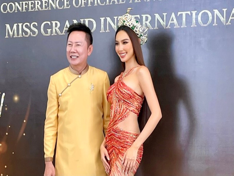 Trên báo chí, livestream, Chủ tịch Miss Grand International luôn dành lời khen ngợi cho Thùy Tiên. Ảnh: Tiền Phong.
