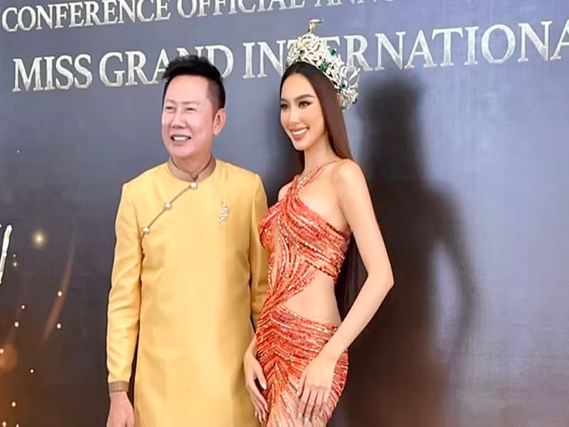Trên báo chí, livestream, Chủ tịch Miss Grand International luôn dành lời khen ngợi cho Thùy Tiên. Ảnh: Tiền Phong.