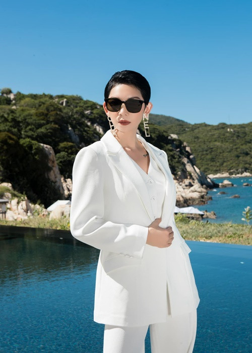 “Đu idol cho con mà thành vậy nè”, cô viết. Ảnh: FBNV.