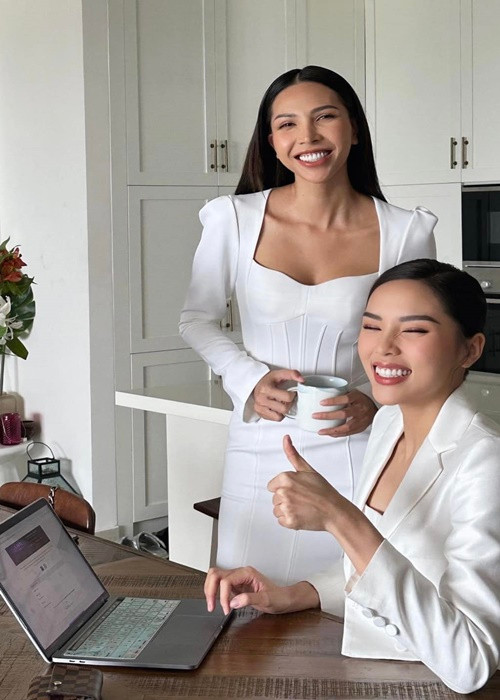 Hoa hậu Kỳ Duyên và người mẫu Minh Triệu đặt thành công vé xem. Ảnh: FBNV.