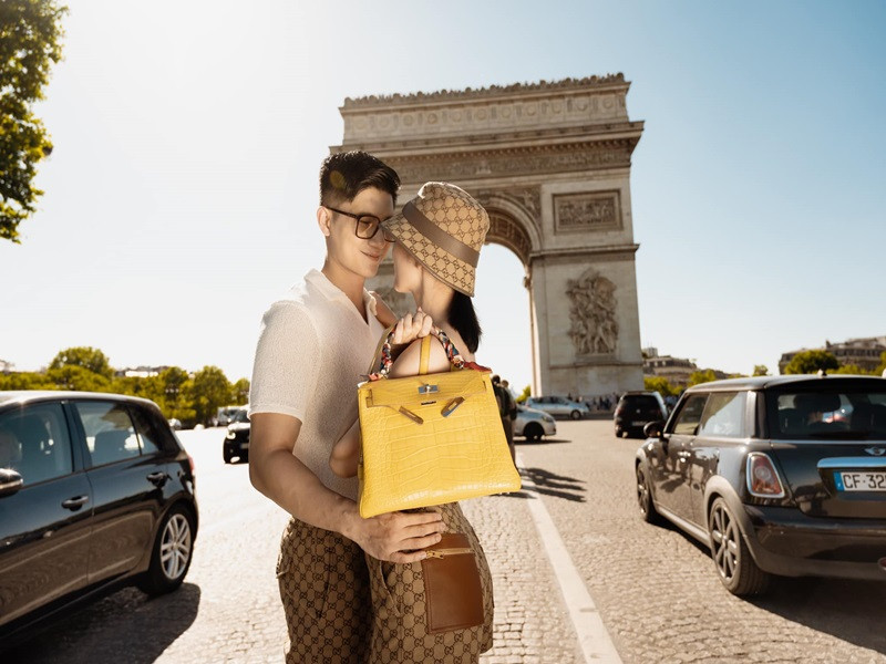 Nam người mẫu còn đồng hành cùng người yêu trong những chuyến lưu diễn ở nước ngoài.