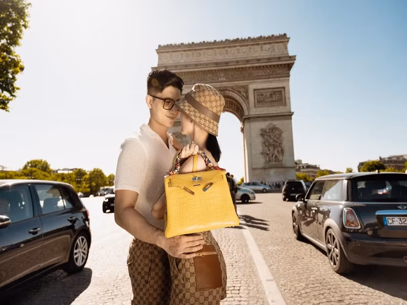 Nam người mẫu còn đồng hành cùng người yêu trong những chuyến lưu diễn ở nước ngoài.