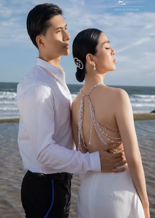 Lâm Bảo Châu hộ tống Lệ Quyên tham gia các sự kiện giải trí.