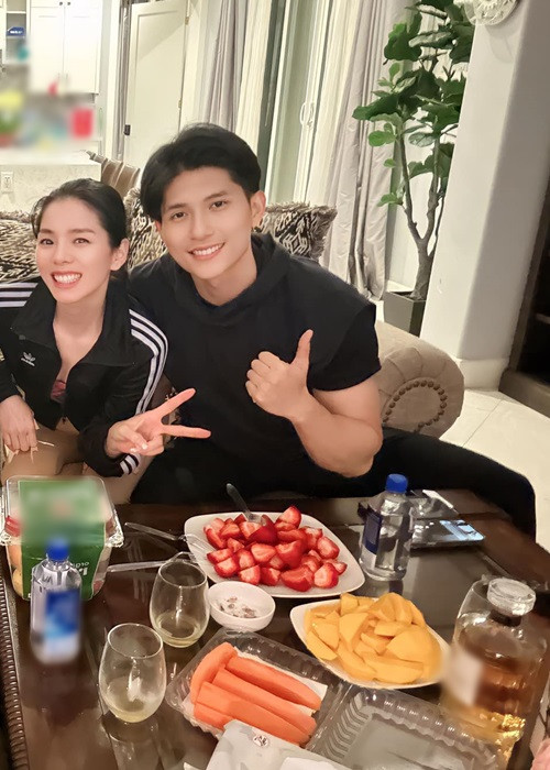 Đồng thời, Lệ Quyên viết: "Chúng ta đều thừa bản lĩnh ngồi xuống nói thẳng nên dừng lại khi không còn đủ cảm xúc bên nhau nữa. Cũng còn một số người cố gán cho bạn sự rẻ rúm được lấy ra từ chính bản chất của họ khi bạn bên cạnh mình. Ngay từ đầu, điều đó đã không hề quan trọng khi chúng ta nắm tay nhau bước ra cuộc sống này. Người bình thường nhất cũng hiểu một điều, một người như tớ sẽ chẳng bao giờ chọn người không có giá trị, tầm thường. Chúng ta không cần chứng minh điều gì cả, chúng ta hãy tận hưởng mọi khoảnh khắc khi có nhau, thế thôi. Cảm ơn bạn Lâm Bảo Châu".