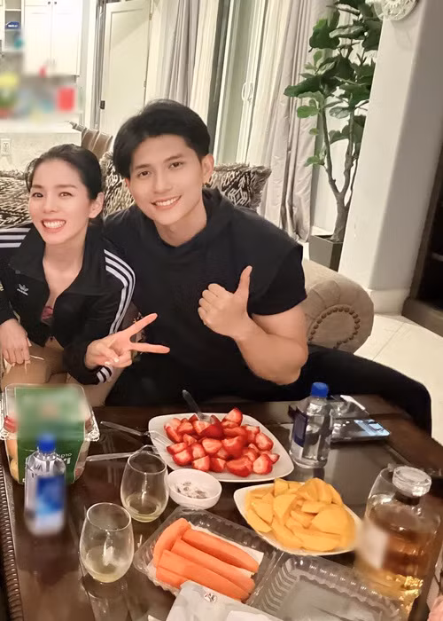 Đồng thời, Lệ Quyên viết: "Chúng ta đều thừa bản lĩnh ngồi xuống nói thẳng nên dừng lại khi không còn đủ cảm xúc bên nhau nữa. Cũng còn một số người cố gán cho bạn sự rẻ rúm được lấy ra từ chính bản chất của họ khi bạn bên cạnh mình. Ngay từ đầu, điều đó đã không hề quan trọng khi chúng ta nắm tay nhau bước ra cuộc sống này. Người bình thường nhất cũng hiểu một điều, một người như tớ sẽ chẳng bao giờ chọn người không có giá trị, tầm thường. Chúng ta không cần chứng minh điều gì cả, chúng ta hãy tận hưởng mọi khoảnh khắc khi có nhau, thế thôi. Cảm ơn bạn Lâm Bảo Châu".