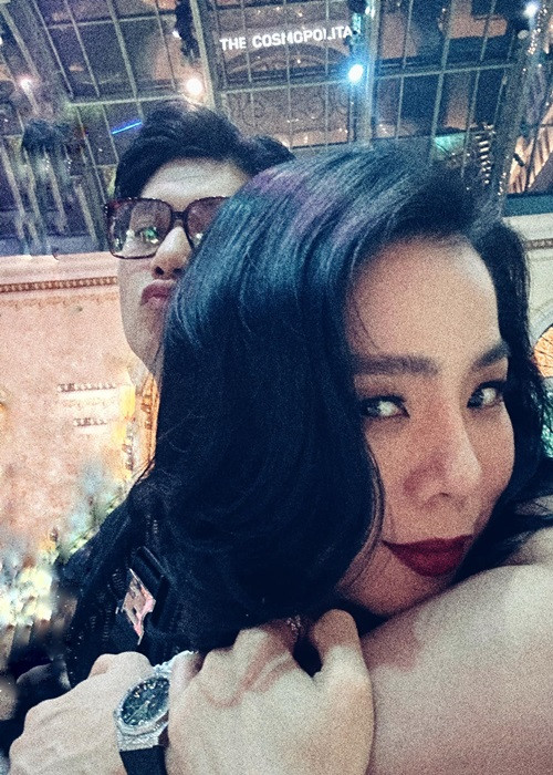 Ít ngày trước, Lệ Quyên và Lâm Bảo Châu vướng tin đồn chia tay sau chia sẻ ẩn ý của nữ hoàng phòng trà. Nhanh chóng, Lệ Quyên đập tan tin đồn bằng khoảnh khắc tình tứ bên Lâm Bảo Châu.