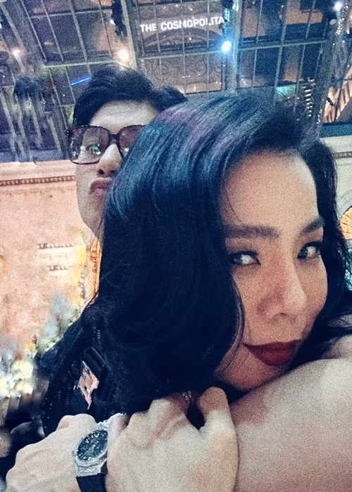 Ít ngày trước, Lệ Quyên và Lâm Bảo Châu vướng tin đồn chia tay sau chia sẻ ẩn ý của nữ hoàng phòng trà. Nhanh chóng, Lệ Quyên đập tan tin đồn bằng khoảnh khắc tình tứ bên Lâm Bảo Châu.