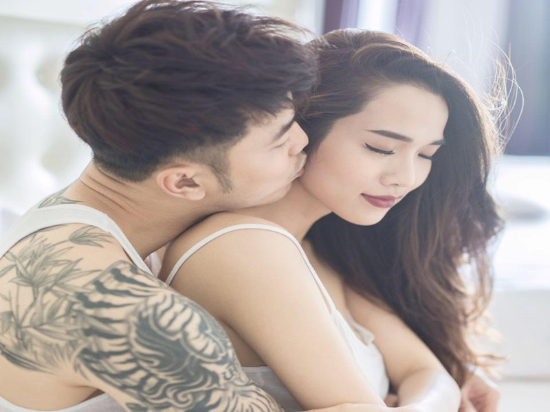 Ưng Hoàng Phúc và Kim Cương nảy sinh tình cảm dành cho nhau sau khi quay MV chung. “Trong MV, tôi đóng vai người yêu anh Phúc nên cả hai có những cử chỉ rất thân mật như: nắm tay, ôm nhau… Nói thật là tôi cũng thích”, Kim Cương chia sẻ trên Vietnamnet.