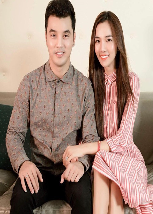 Bà xã Ưng Hoàng Phúc chia sẻ trên Thế Giới Điện Ảnh về thời điểm mới hẹn hò, cô bị fan của nam ca sĩ công kích. “Họ cứ nghĩ anh Phúc là hào quang rực rỡ lắm và nói tôi không xứng tầm với anh. Thời điểm đó con riêng của tôi cũng đã được 3 tuổi rồi nên fan của anh không chấp nhận khiến tôi bị áp lực rất khủng khiếp”, Kim Cương kể lại.