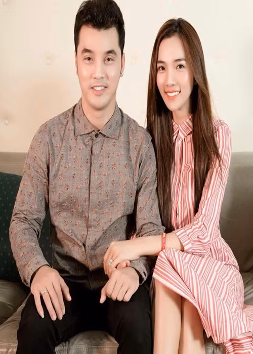 Bà xã Ưng Hoàng Phúc chia sẻ trên Thế Giới Điện Ảnh về thời điểm mới hẹn hò, cô bị fan của nam ca sĩ công kích. “Họ cứ nghĩ anh Phúc là hào quang rực rỡ lắm và nói tôi không xứng tầm với anh. Thời điểm đó con riêng của tôi cũng đã được 3 tuổi rồi nên fan của anh không chấp nhận khiến tôi bị áp lực rất khủng khiếp”, Kim Cương kể lại.