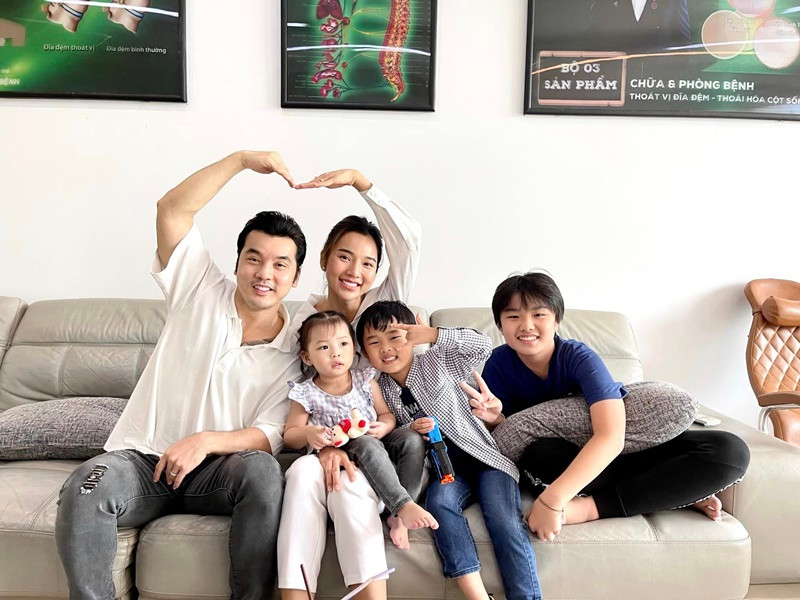 Ưng Hoàng Phúc được xem là ông bố dượng chiều chuộng con riêng của vợ bậc nhất. Theo Ưng Hoàng Phúc, anh và con trai của Kim Cương - bé Hưng Phát rất hợp nhau. Bé Hưng Phát quấn bố dượng, luôn hỏi ý Ưng Hoàng Phúc về chuyện học tập, bạn bè. Khi có thêm con, nam ca sĩ dành thời gian để nói chuyện với bé Hưng Phát để tránh tình trạng con lớn ghen tỵ với con nhỏ.