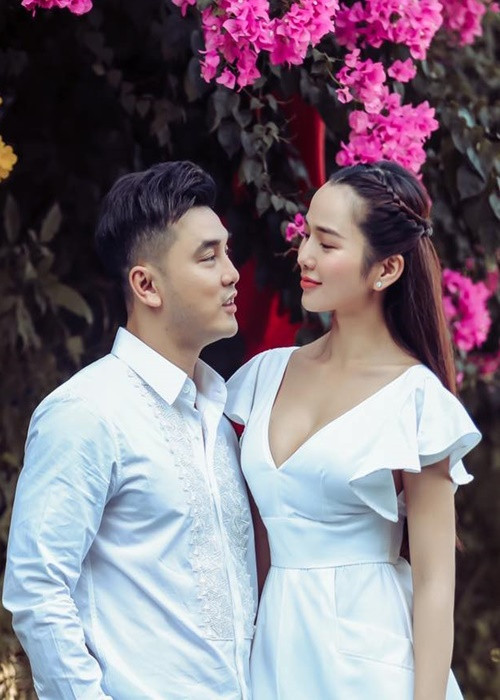 Khi Ưng Hoàng Phúc đi hát trở lại, Kim Cương hỗ trợ chồng về trang phục, nhận show, làm nhạc cho chồng.