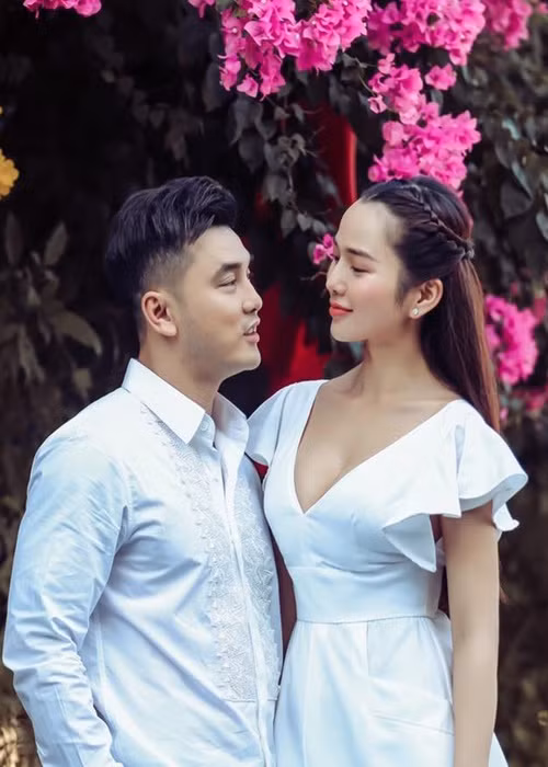 Khi Ưng Hoàng Phúc đi hát trở lại, Kim Cương hỗ trợ chồng về trang phục, nhận show, làm nhạc cho chồng.