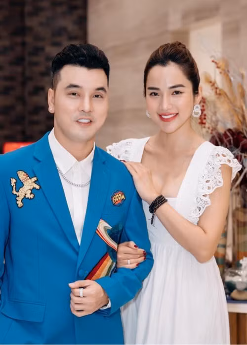 Khi Kim Cương buồn vì làm mất nhẫn cầu hôn 1 tỷ, Ưng Hoàng Phúc mua lại cho vợ một chiếc nhẫn kim cương khác.