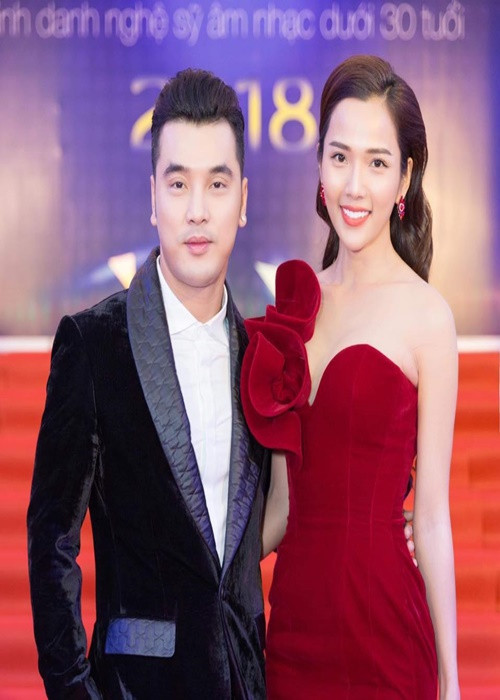 Thời điểm 2014 – 2015 là giai đoạn rất khó khăn với Ưng Hoàng Phúc khi anh không thể ca hát vì bệnh thoát vị đĩa đệm. Lúc đó, Kim Cương luôn ở bên động viên, đồng hành cùng Ưng Hoàng Phúc vượt qua bệnh tật.