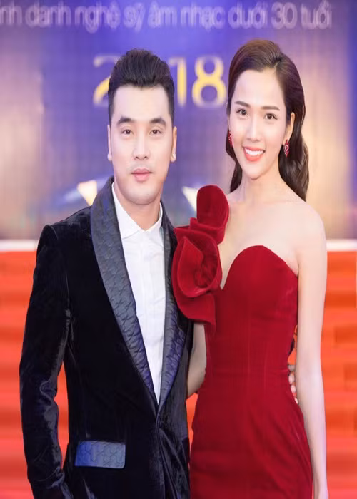 Thời điểm 2014 – 2015 là giai đoạn rất khó khăn với Ưng Hoàng Phúc khi anh không thể ca hát vì bệnh thoát vị đĩa đệm. Lúc đó, Kim Cương luôn ở bên động viên, đồng hành cùng Ưng Hoàng Phúc vượt qua bệnh tật.