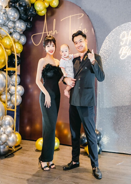 Giữa lùm xùm vạ miệng, Anh Tuấn vừa đón sinh nhật bên vợ con.