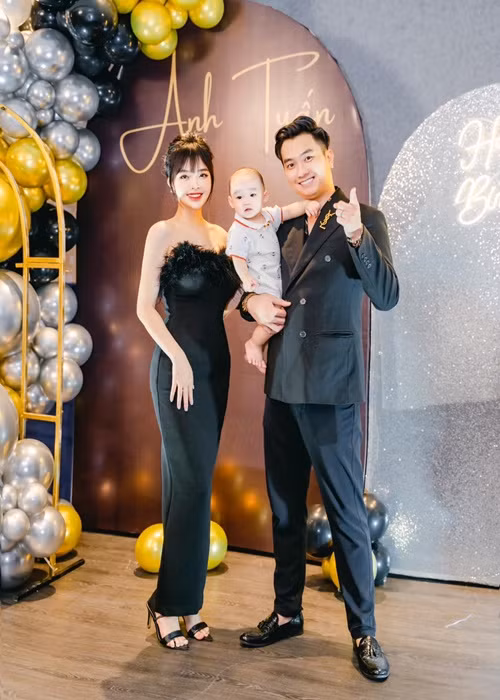 Giữa lùm xùm vạ miệng, Anh Tuấn vừa đón sinh nhật bên vợ con.