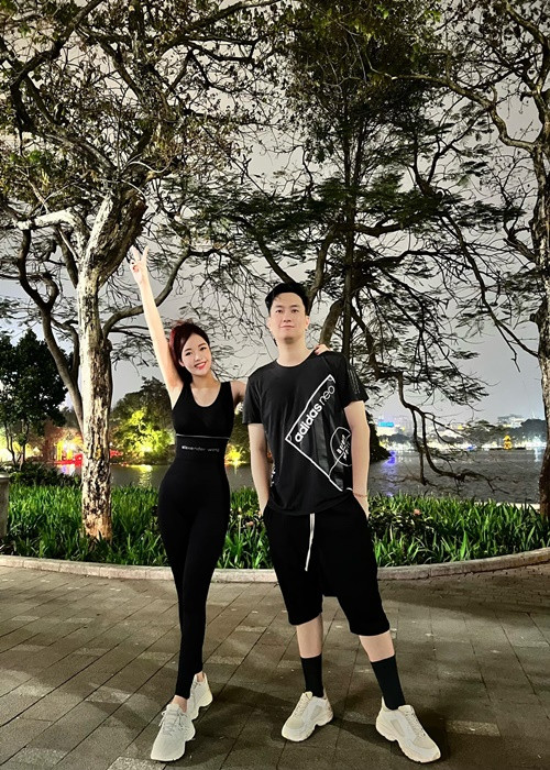 Anh Tuấn cùng bà xã kém 11 tuổi đi chạy bộ.