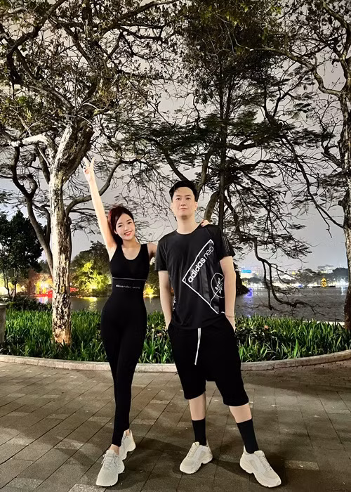 Anh Tuấn cùng bà xã kém 11 tuổi đi chạy bộ.