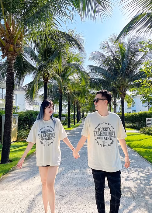 Cặp đôi nắm tay tình tứ trong một chuyến du lịch.