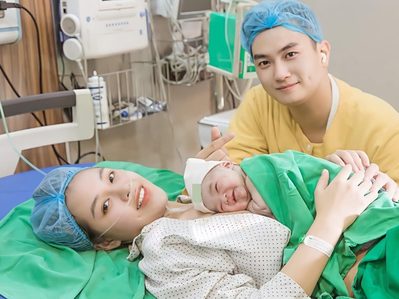 Anh Tuấn luôn cận kề bên Diễm Quỳnh khi cô vượt cạn.