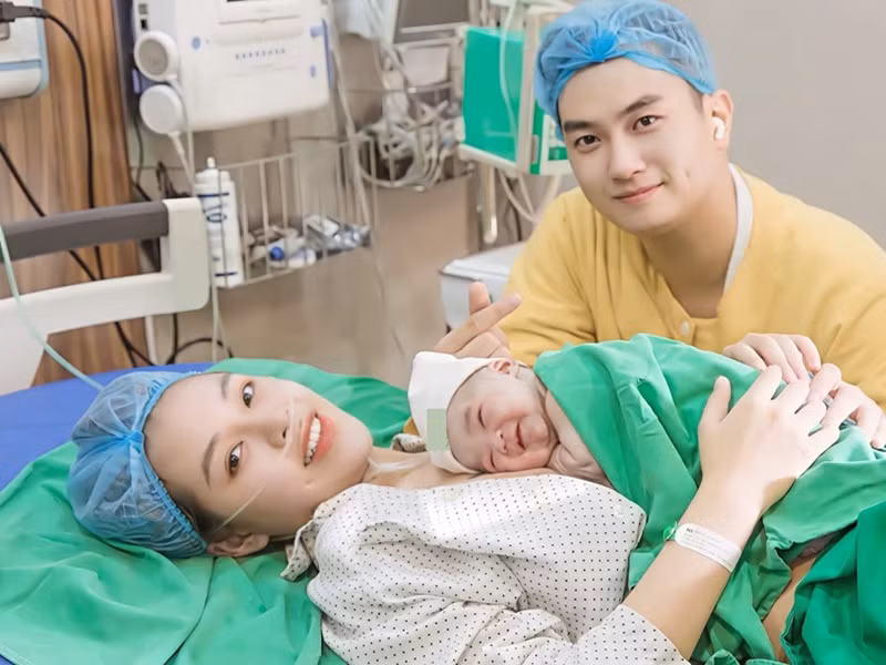 Anh Tuấn luôn cận kề bên Diễm Quỳnh khi cô vượt cạn.